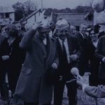 Le Ministre Edgar Faure Se Coiffe D'un Casque Gaulois Lors De L'inauguration