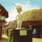 Statue D'Ast+®rix +á L'entr+®e Du Village